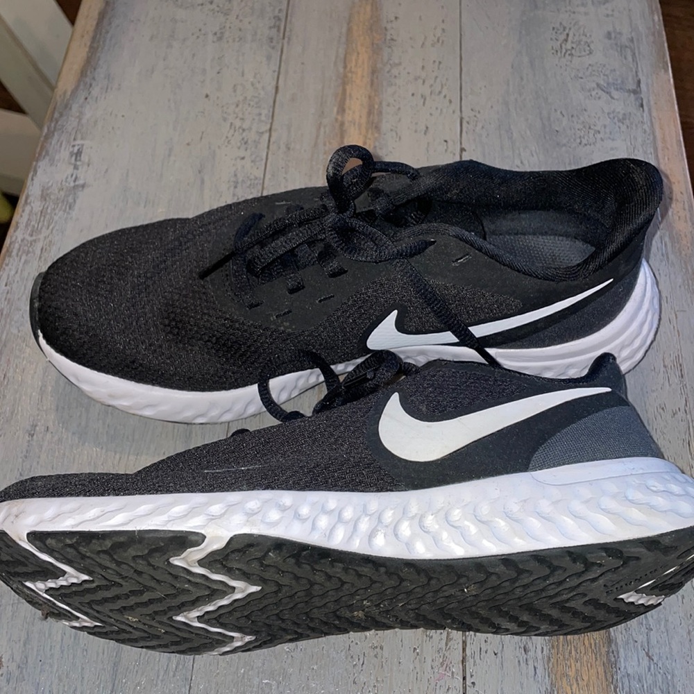 NIKE running sneakers. Women- size 8